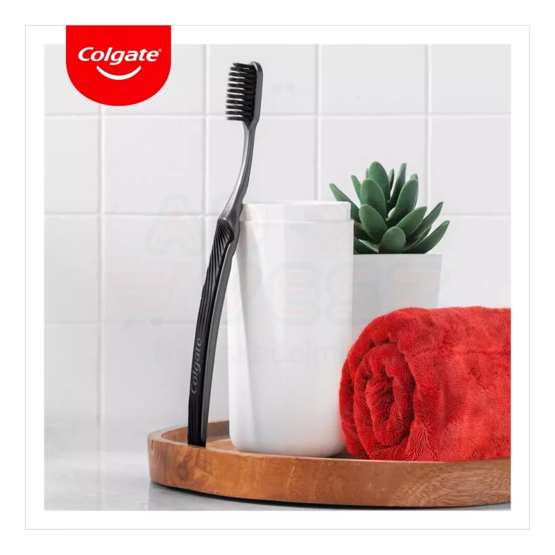 COLGATE fogkefe Slim Soft Charcoal Kép